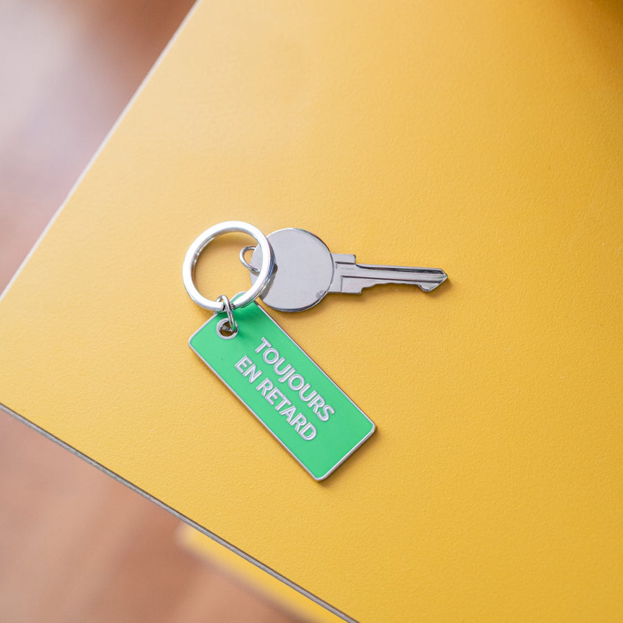 Porte-clé humoristique avec inscription sur fond clair