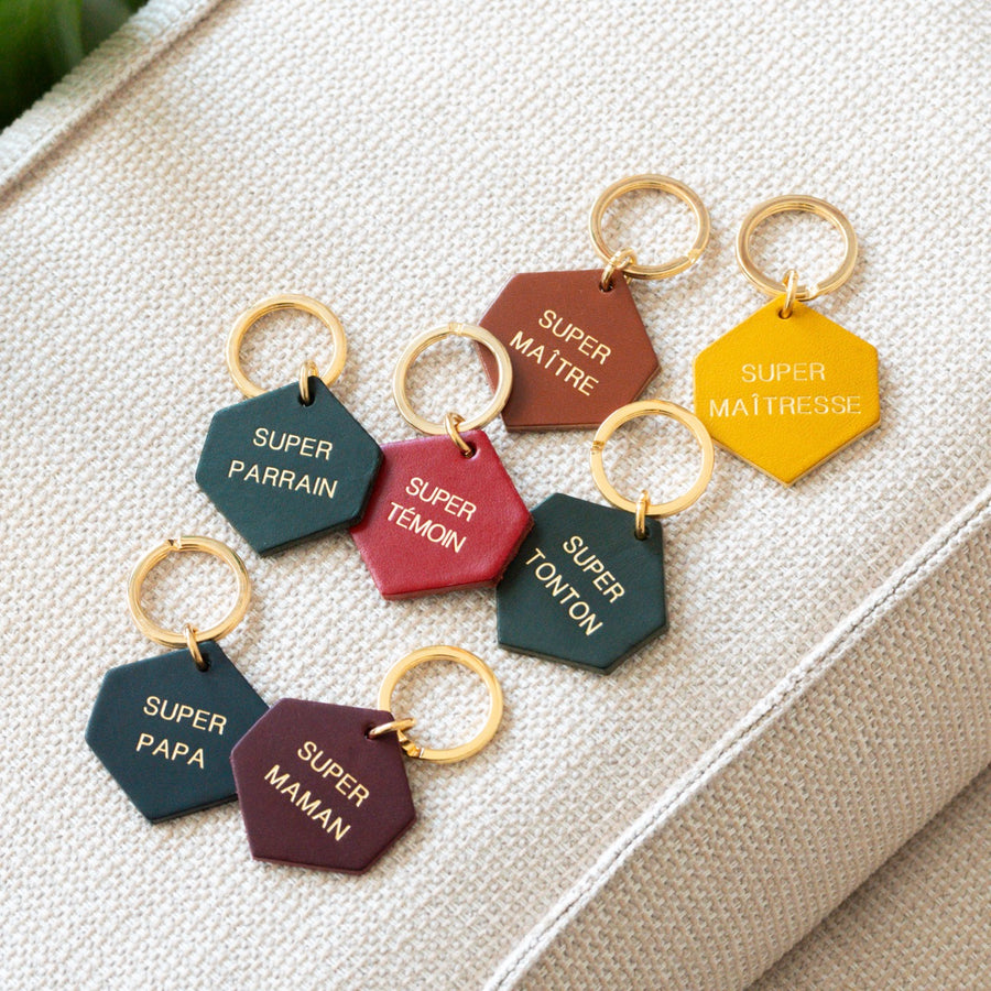 Porte-clé en cuir avec gravure personnalisée, vue de face.