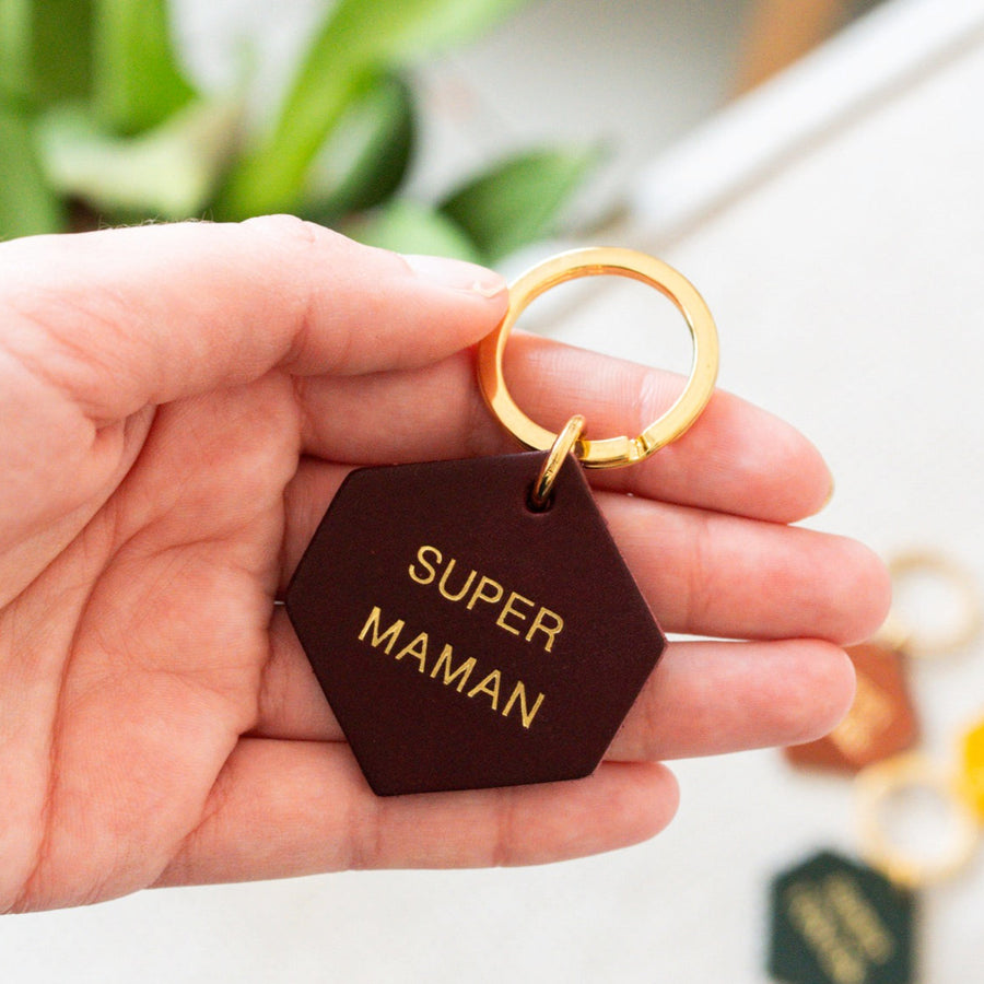 Porte-clé en cuir avec gravure personnalisée, vue de près.