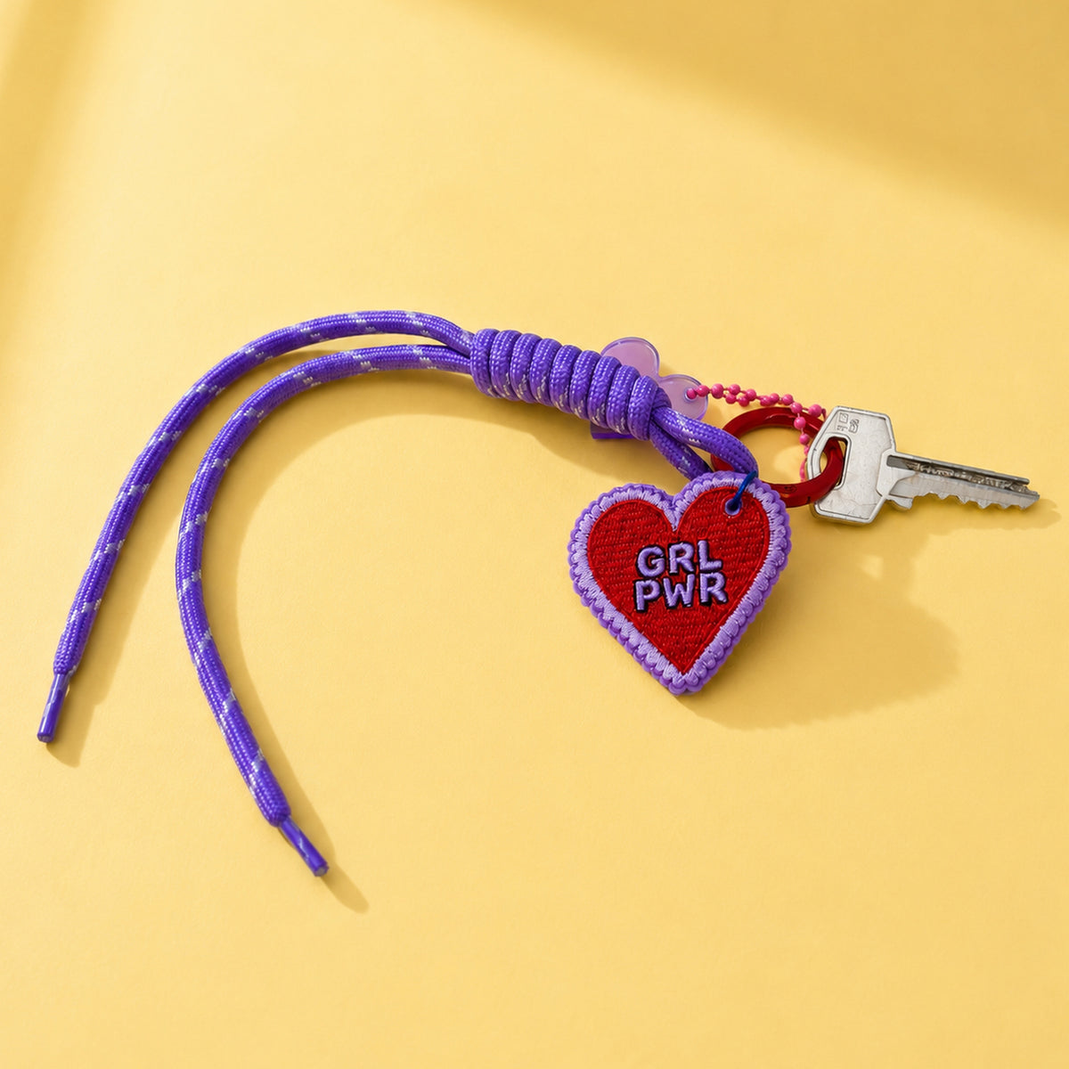 Porte-clés Girl Power avec un design coloré et accrocheur
