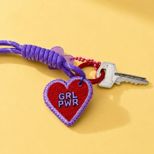 Porte-clés Girl Power avec inscription colorée et design dynamique