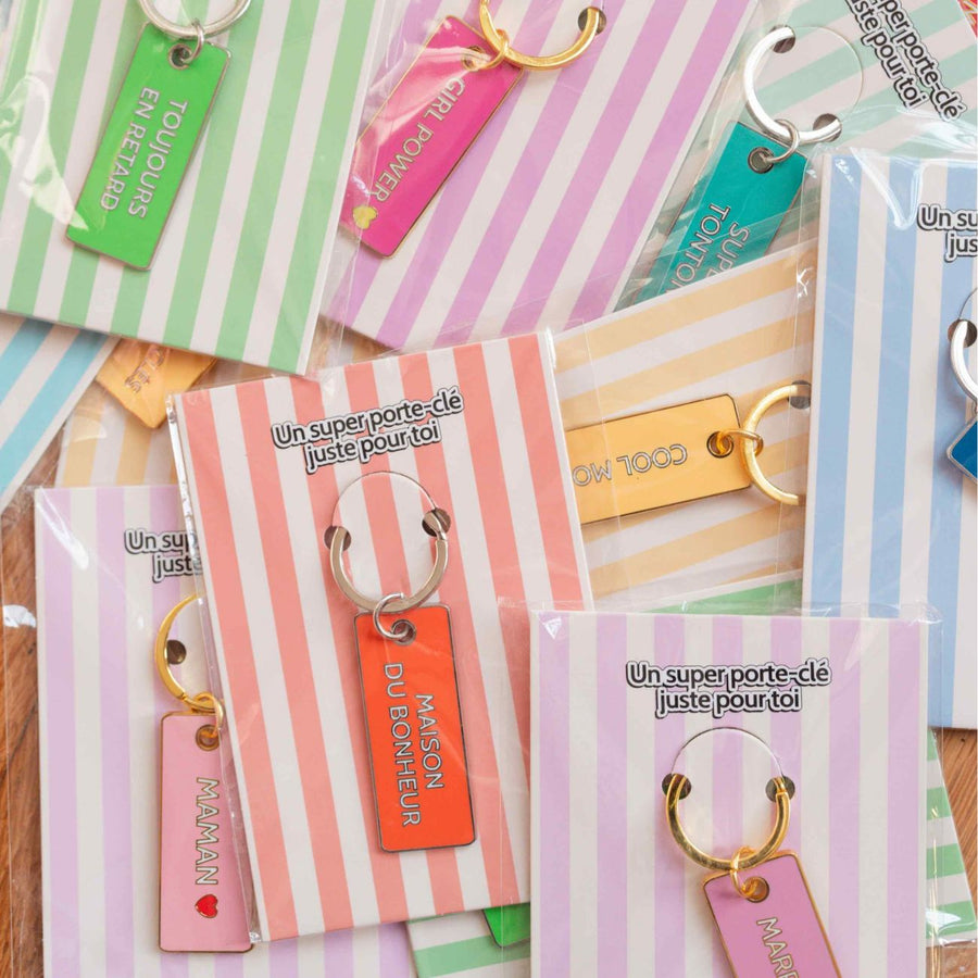 Porte-clé avec inscription humoristique sur fond neutre