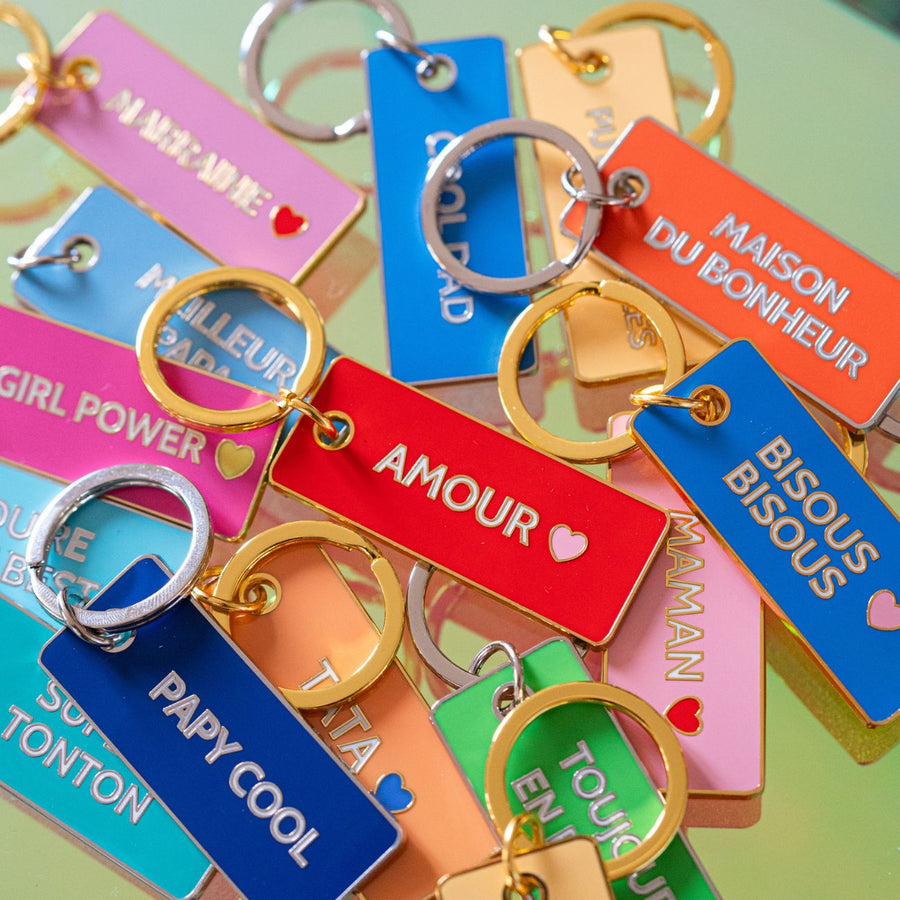 Porte-clé avec inscription humoristique sur fond clair.