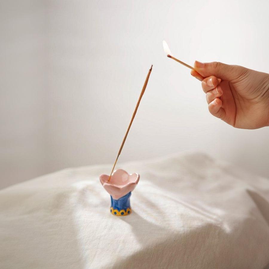 Porte-encens en forme de tulipe avec détails floraux