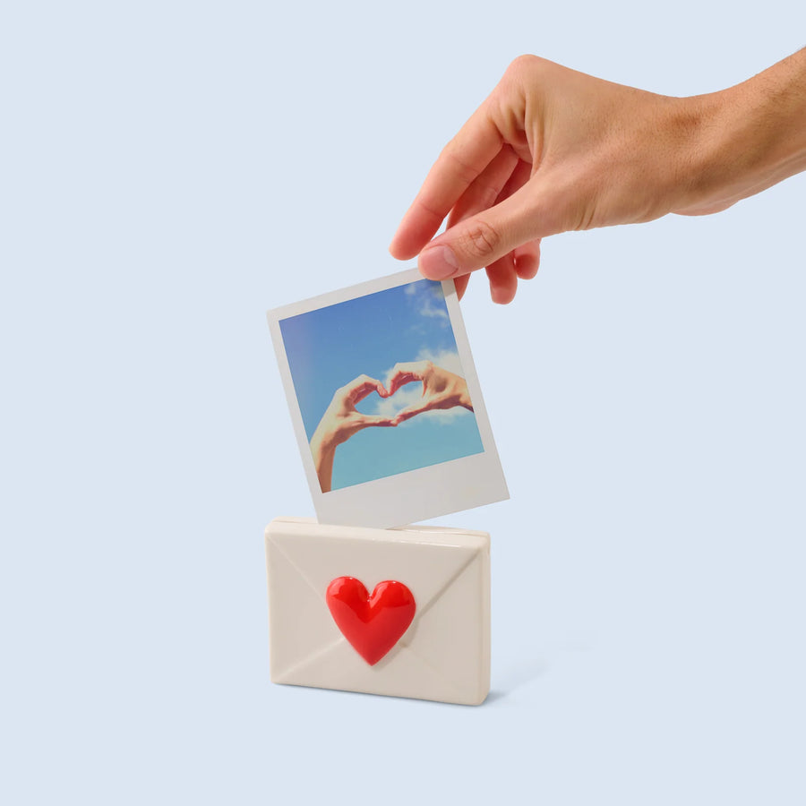 Porte-photo en céramique en forme de cœur sur une étagère