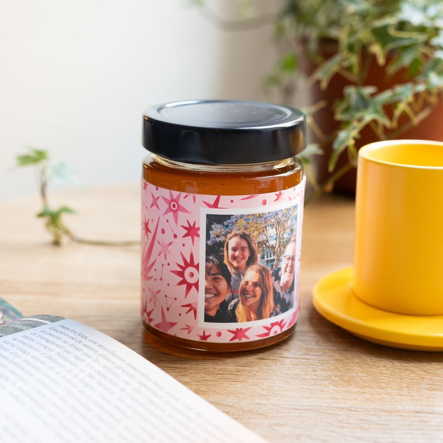 Pot de miel personnalisé avec étiquette décorative en gros plan.