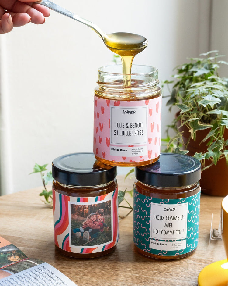 Pot de miel personnalisé avec étiquette décorative en gros plan.