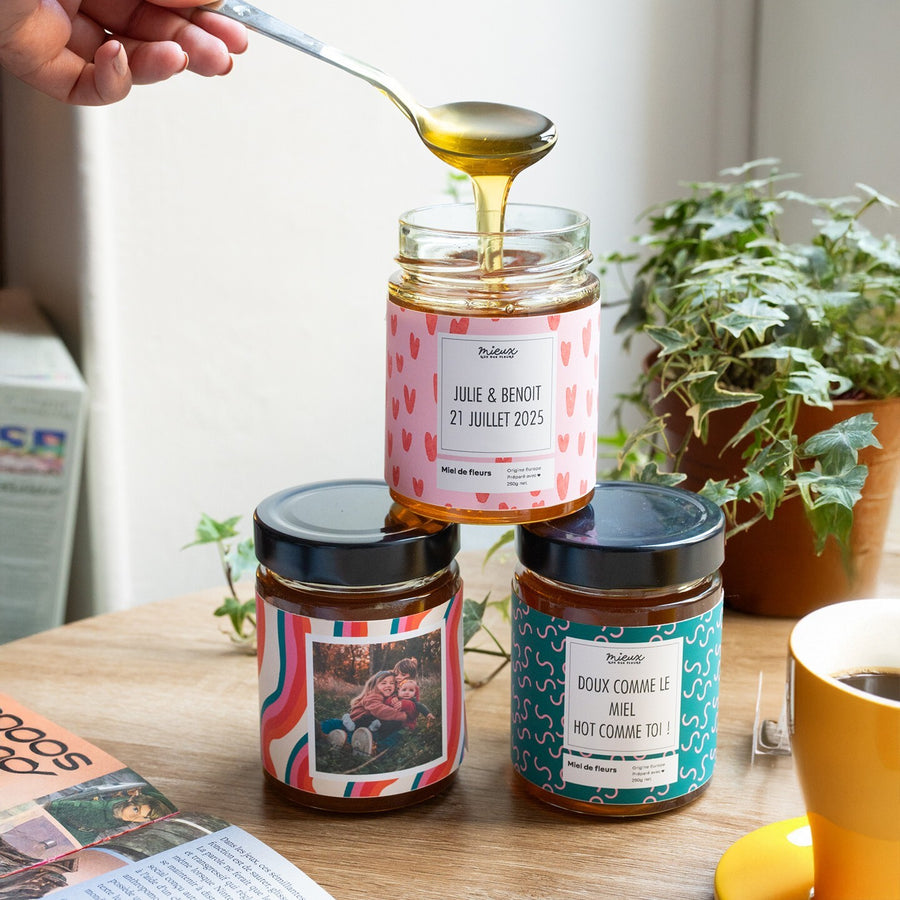 Pot de miel personnalisé avec étiquette décorative en gros plan.