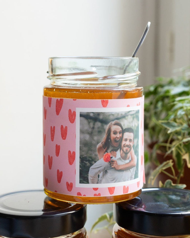 Pot de miel personnalisé avec étiquette décorative en gros plan.