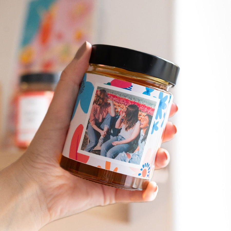 Pot de miel personnalisé avec étiquette décorative en gros plan.