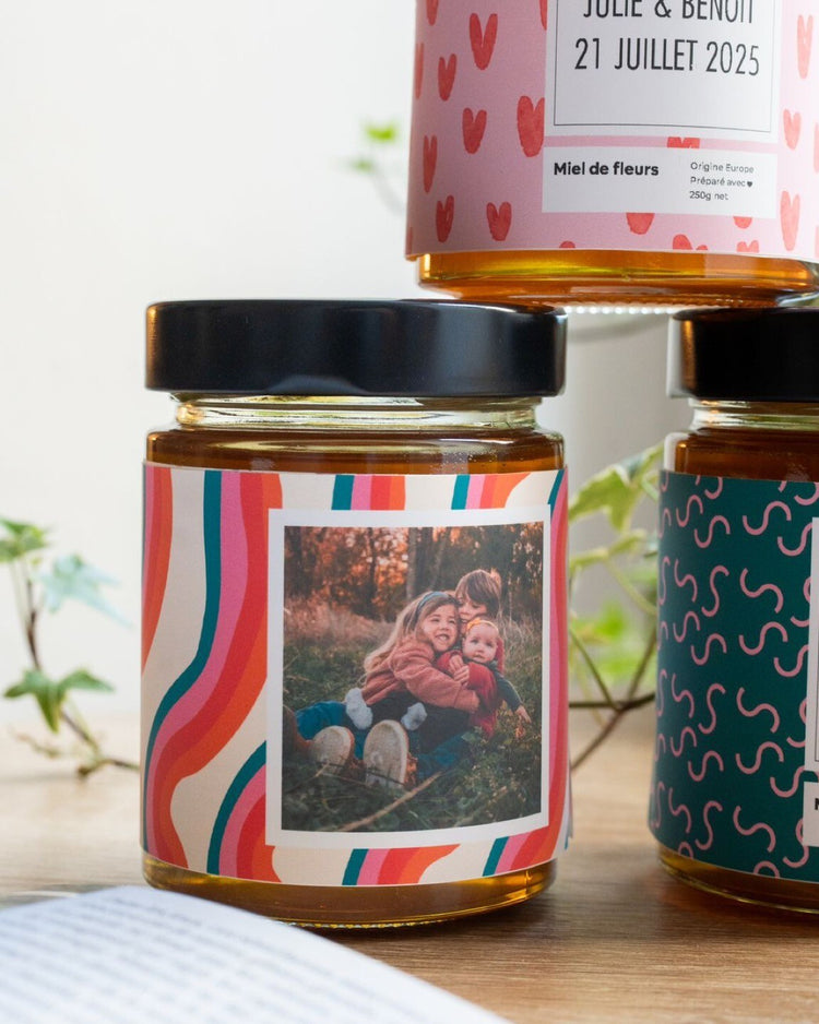 Pot de miel personnalisé avec étiquette unique et couvercle en bois.