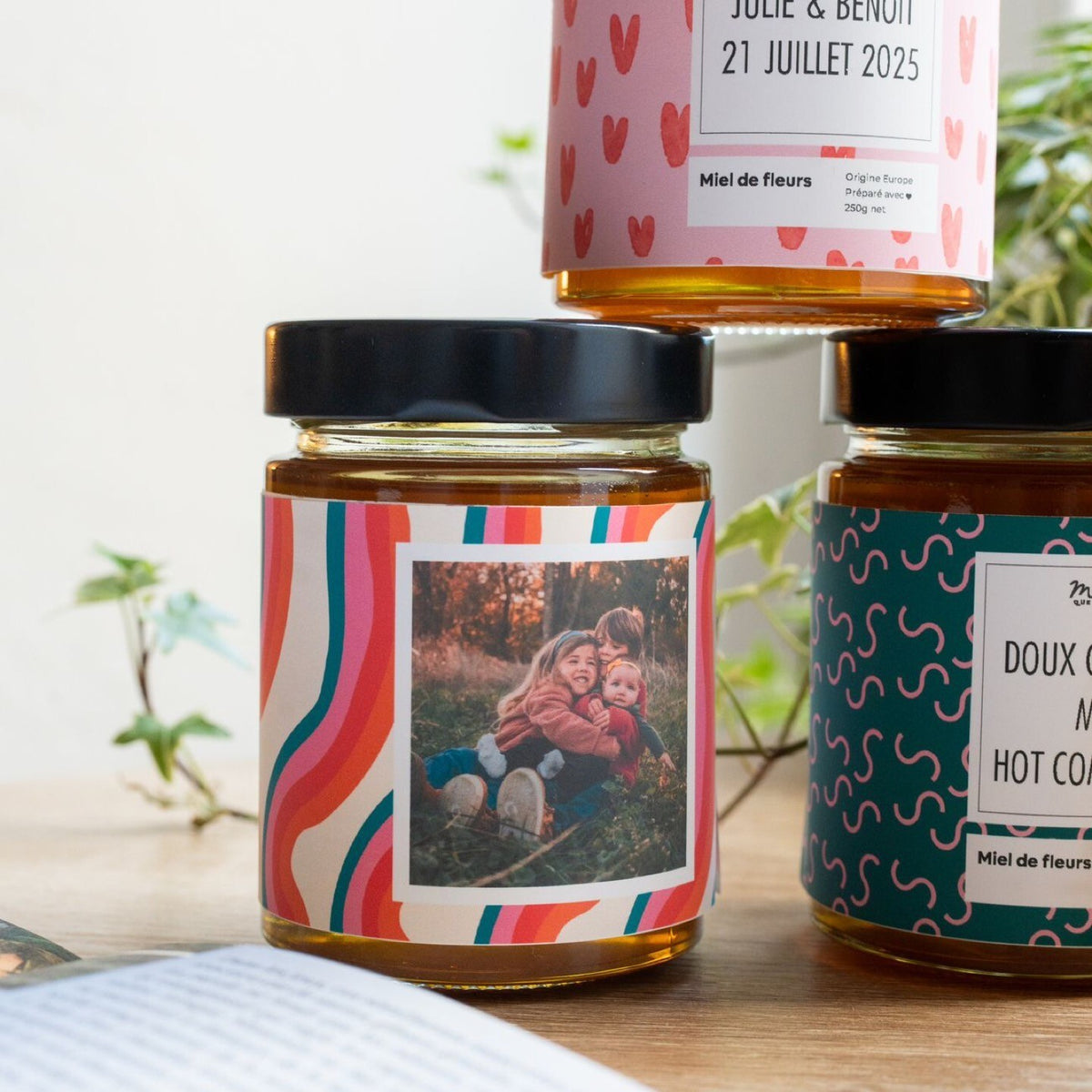 Pot de miel personnalisé avec étiquette unique et couvercle en bois.