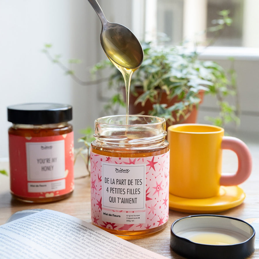 Pot de miel personnalisé avec étiquette décorative en gros plan.