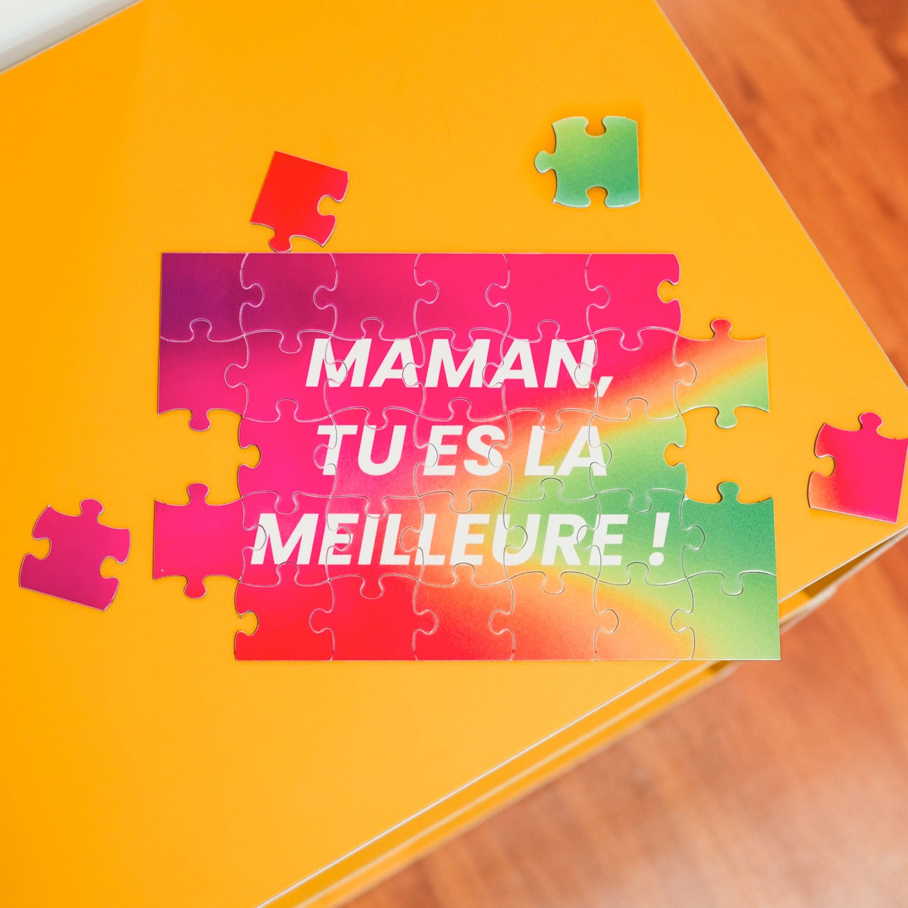 Puzzle avec inscription affectueuse pour maman, vue de dessus.