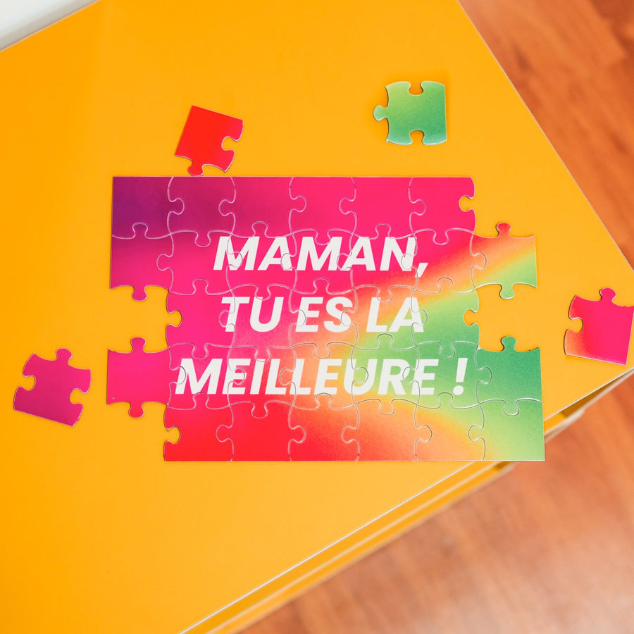Puzzle avec inscription affectueuse pour maman, vue de dessus.