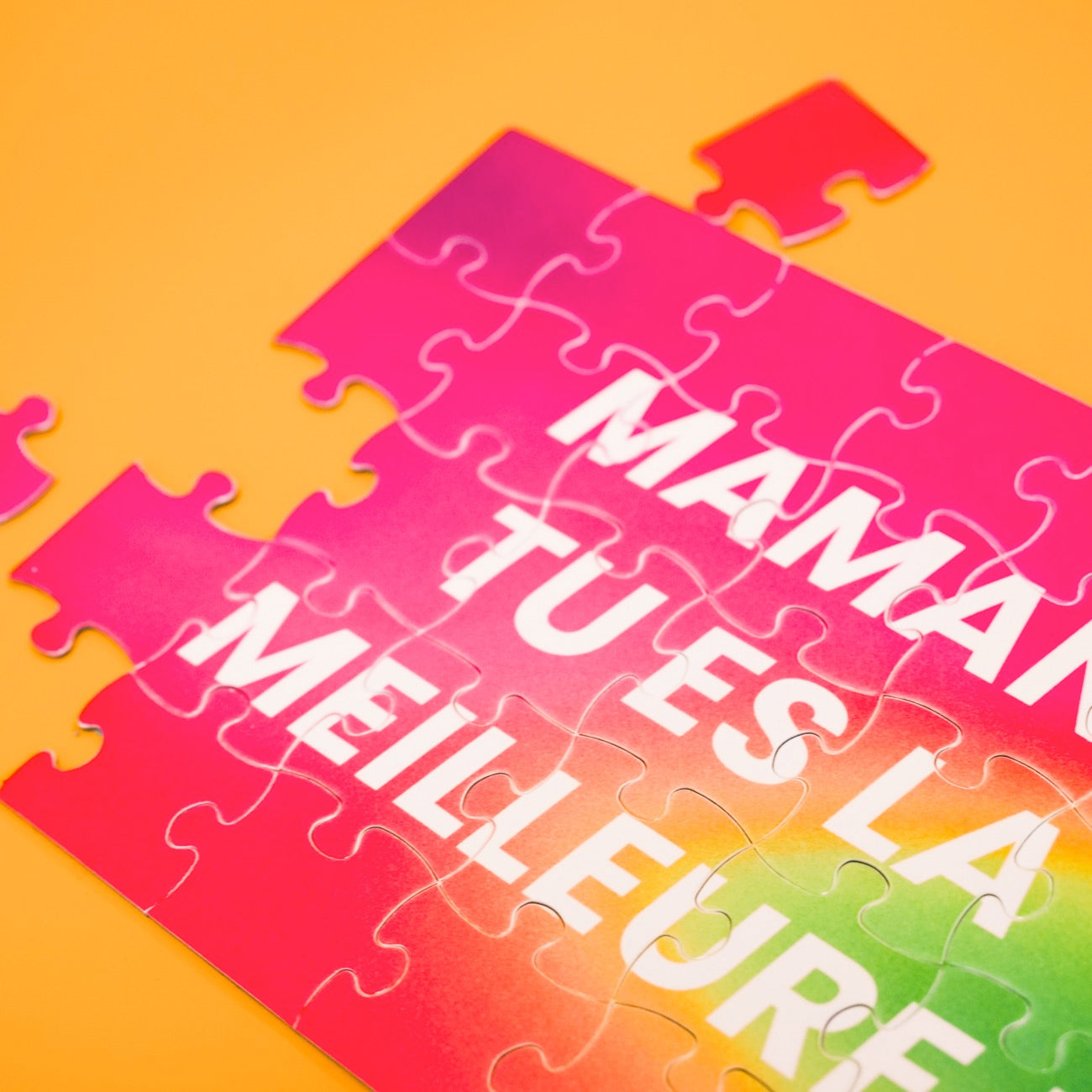 Puzzle coloré avec inscription affectueuse pour maman.