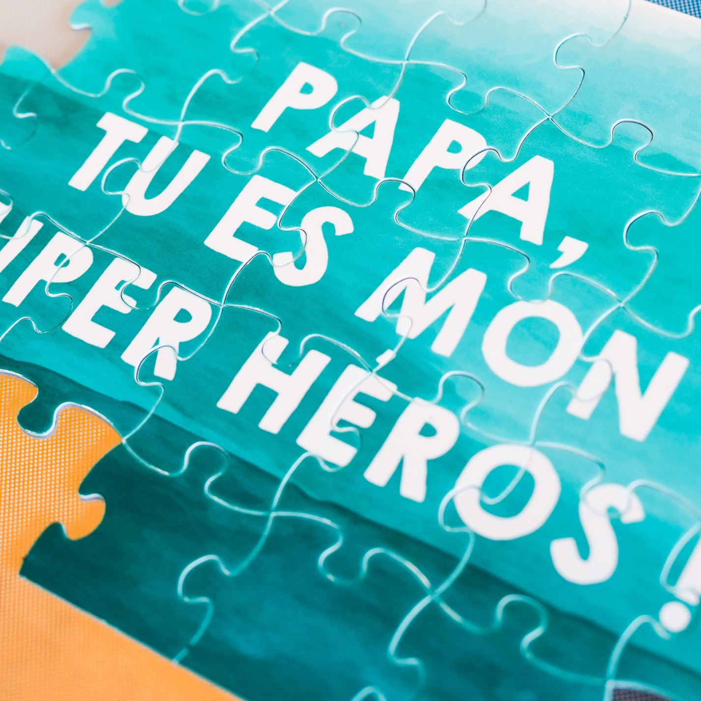 Puzzle coloré avec le message pour papa en gros caractères.
