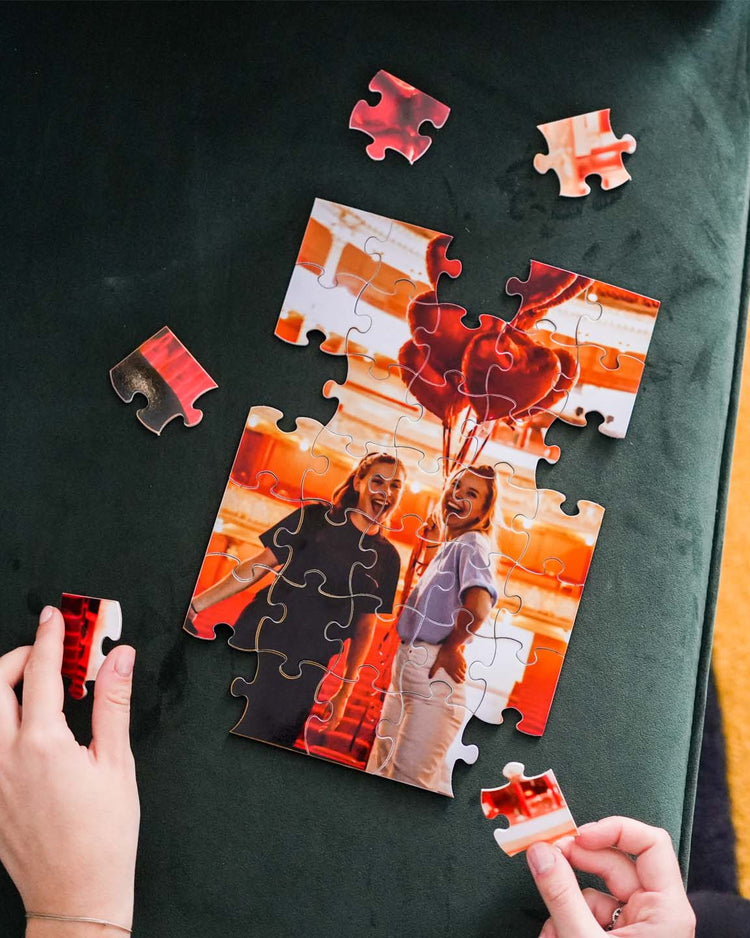 Puzzle personnalisé avec pièces colorées et design floral
