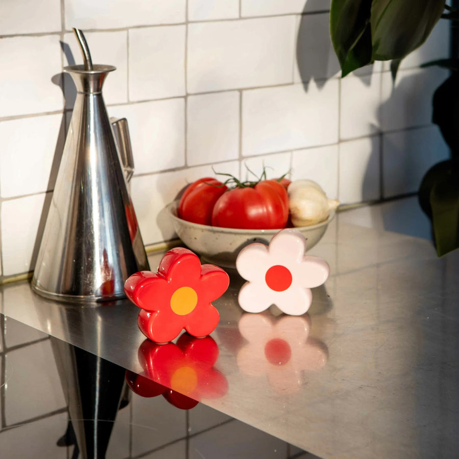 Salière et poivrière en céramique, motif floral en détail.