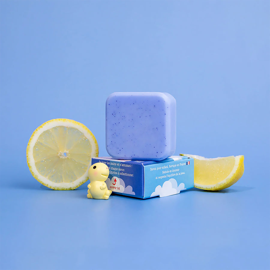 Savon bleu en forme de dinosaure avec texture détaillée.