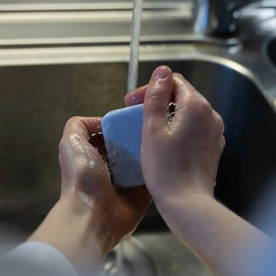 Savon bleu en forme de dinosaure avec texture amusante.