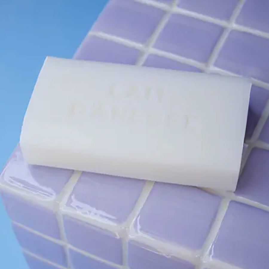 Savon anti-relou avec un design humoristique et coloré.