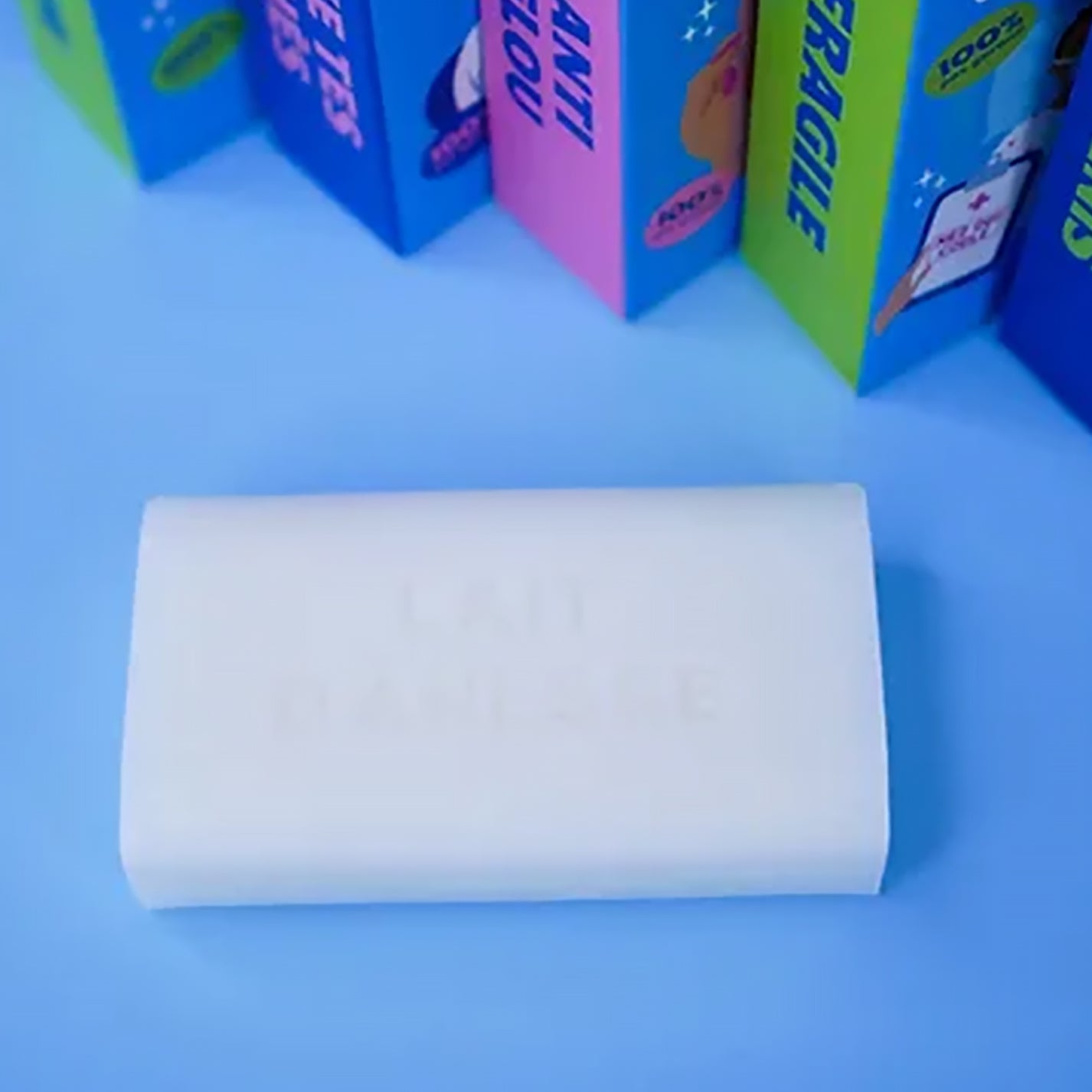 Savon anti-relou avec un design humoristique et coloré.