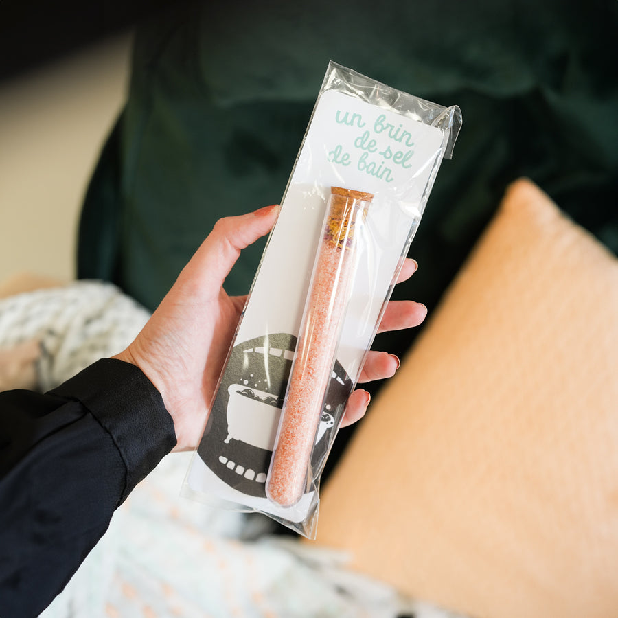 Tube de sel de bain avec étiquette élégante et bouchon doré.