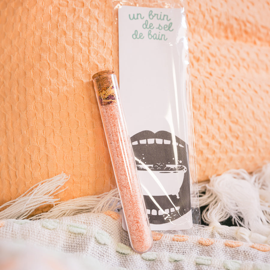 Tube de sel de bain avec étiquette élégante et bouchon doré.