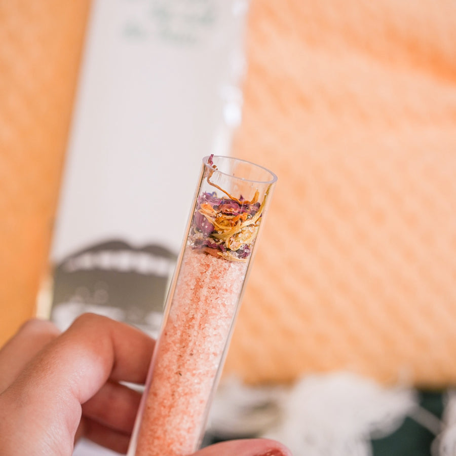 Tube de sel de bain avec étiquette élégante et bouchon doré.