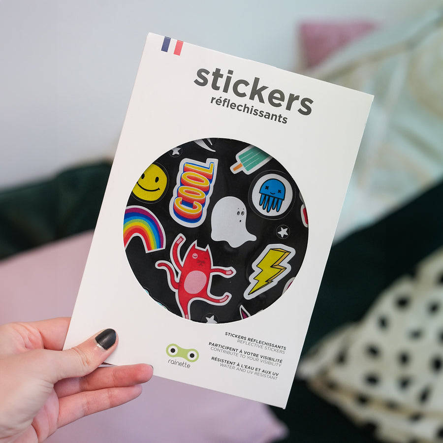 Stickers réfléchissants colorés pour enfants sur fond blanc.