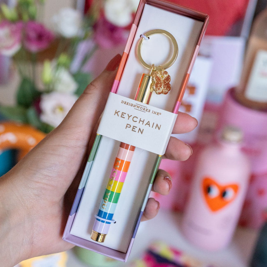 Porte-clé avec stylo rayé et trèfle doré en détail