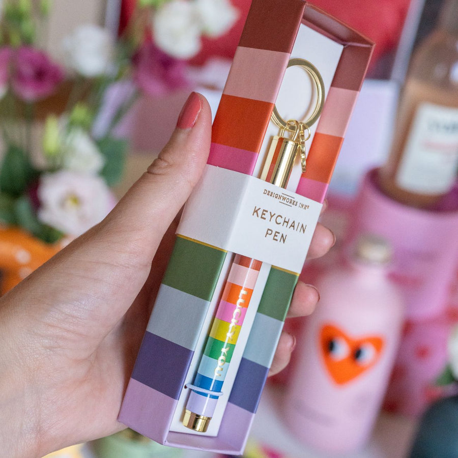 Porte-clé avec stylo rayé et mini trèfle doré