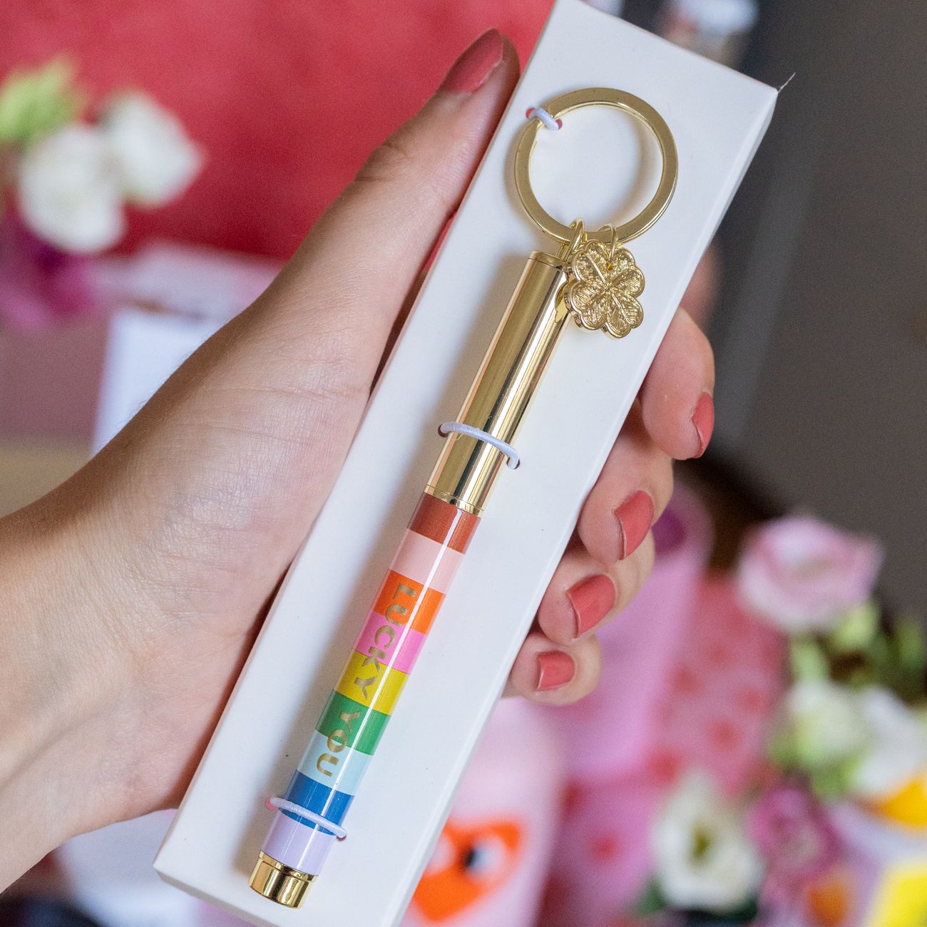 Porte-clé avec stylo rayé et mini trèfle doré