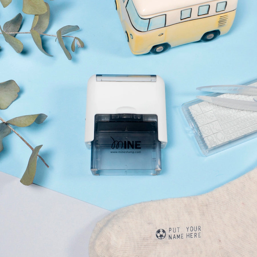 Tampon marqueur textile avec encre visible sur un tissu