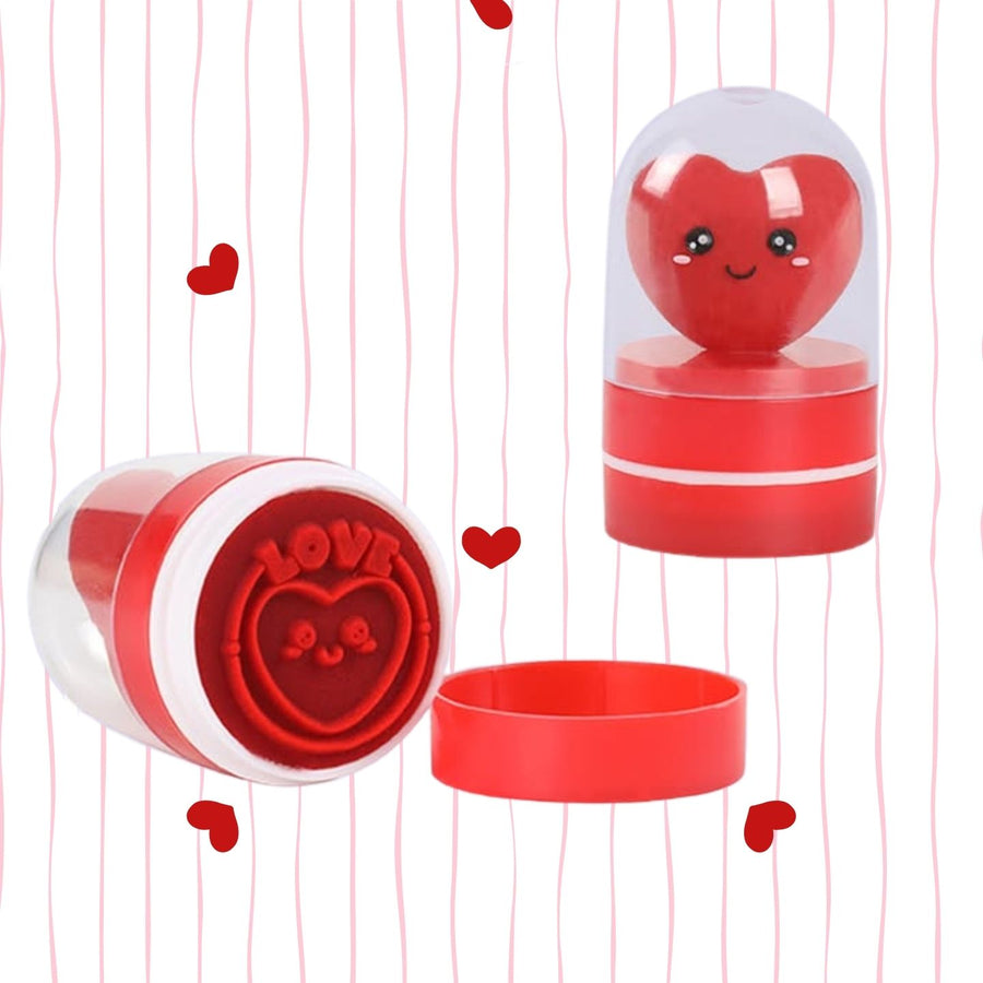 Tampon en forme de cœur sur fond blanc, détail du motif