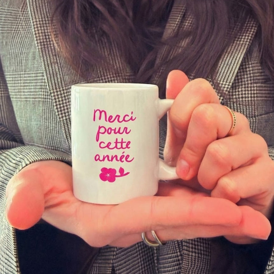 Tasse à café avec inscription 'Merci pour cette année' en détail