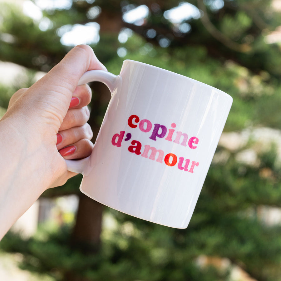 Mug 'Copine d'amour' avec motif cœur sur fond blanc