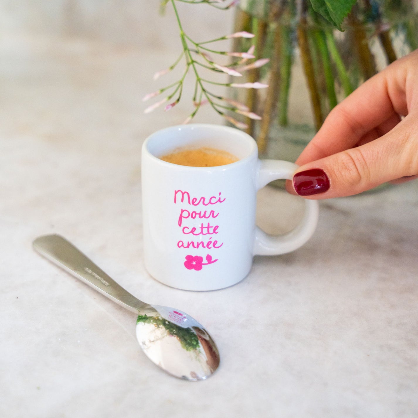 Tasse à café avec inscription 'Merci pour cette année' en détail