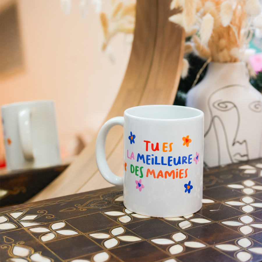 Mug fleuri avec inscription pour mamie, vue de face.
