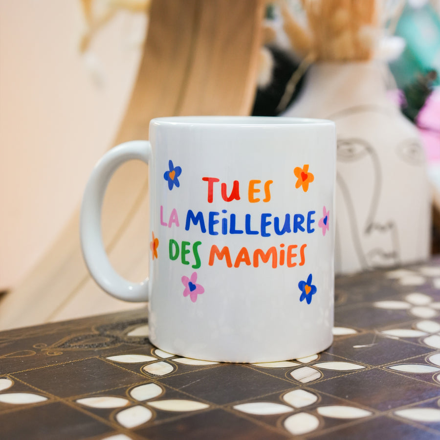 Mug fleuri avec inscription pour mamie, vue de face.