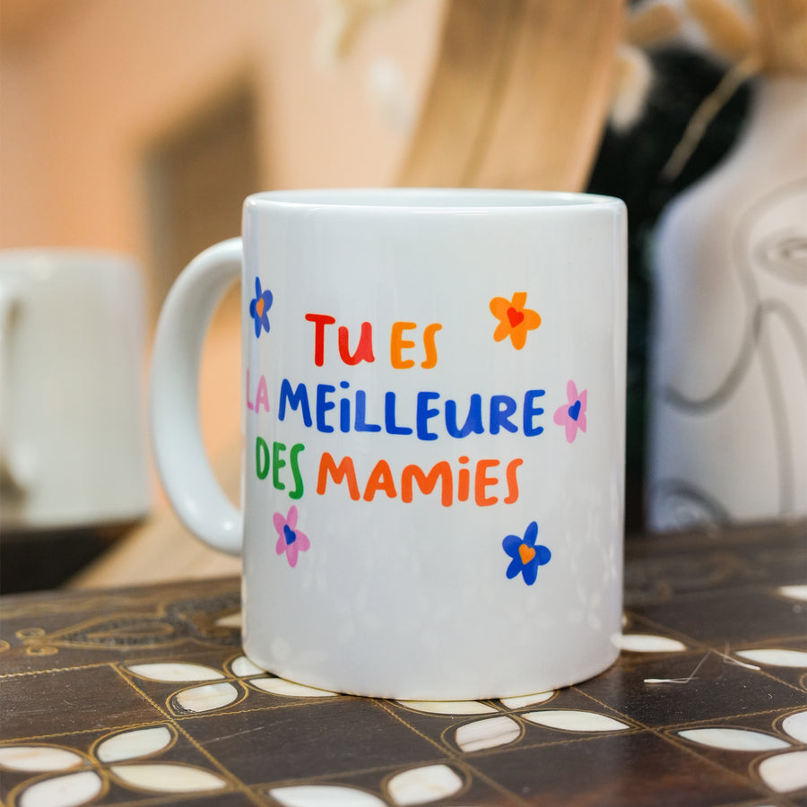 Mug fleuri avec inscription pour mamie, vue de face.
