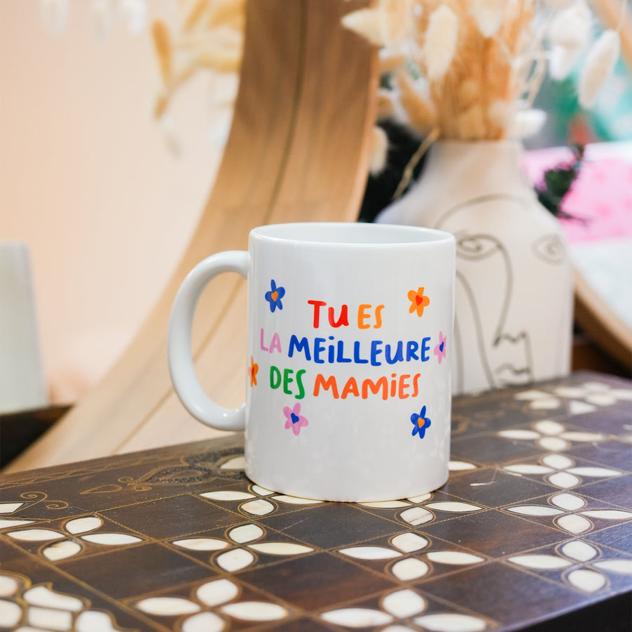 Mug fleuri avec inscription pour mamie, vue de face.