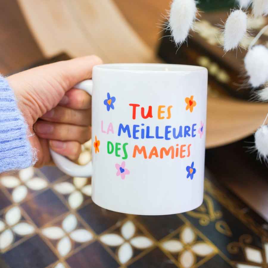 Mug fleuri avec inscription pour mamie, vue de face