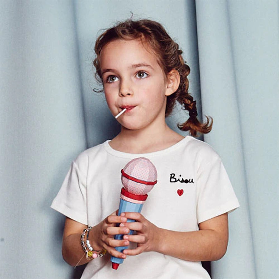 T-shirt enfant brodé 'bisou' avec un design mignon.