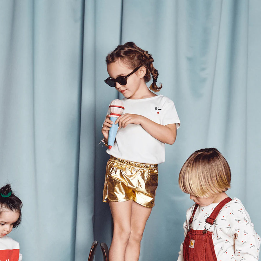 T-shirt enfant brodé 'bisou' avec un design mignon.