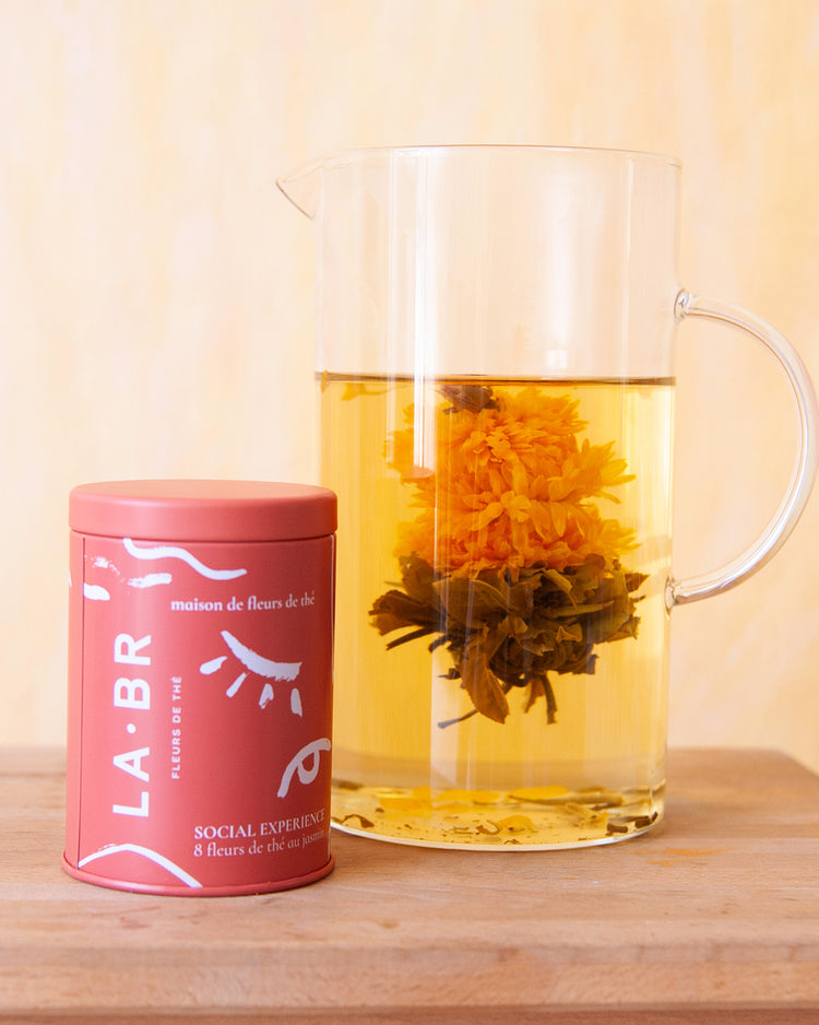 Fleur de thé de pivoine en éclosion dans l'eau chaude