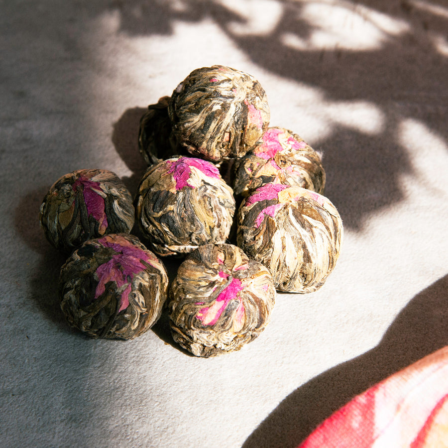 Fleur de thé de pivoine en éclosion dans l'eau chaude