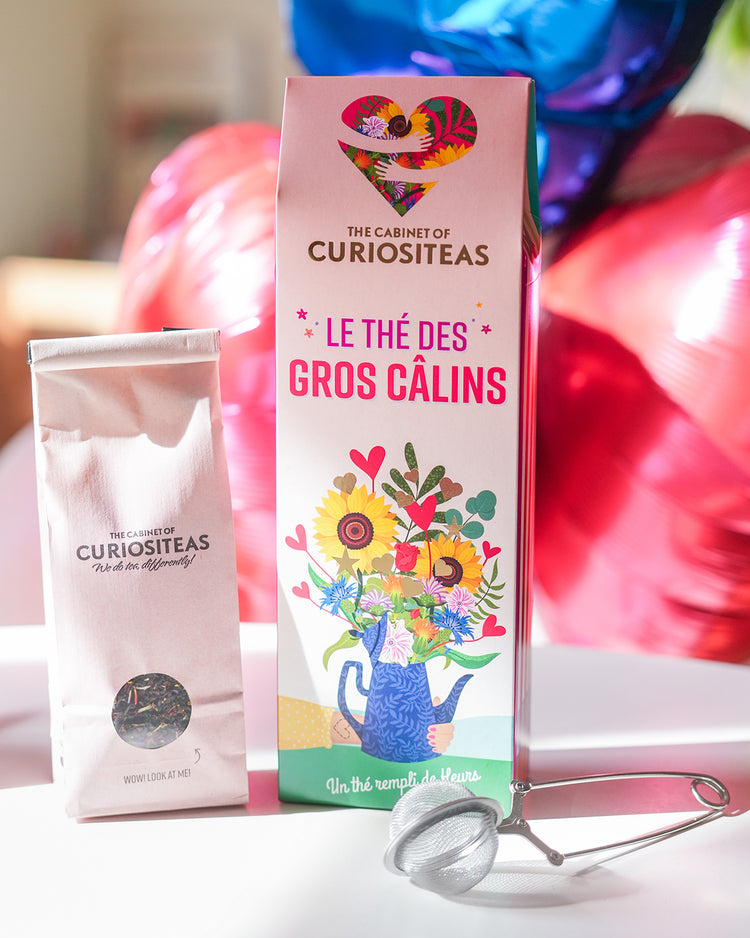 Tasse de thé avec motif doux sur fond clair