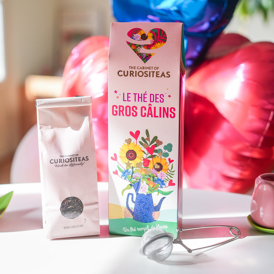 Tasse de thé avec motif doux sur fond clair